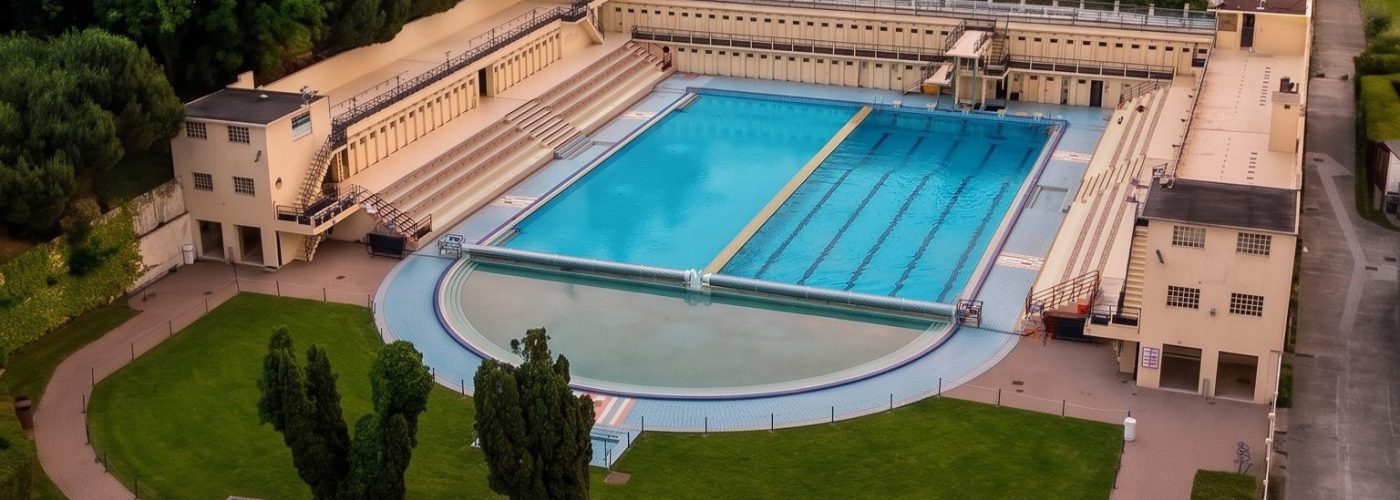 Tous derrière la piscine Art Déco !